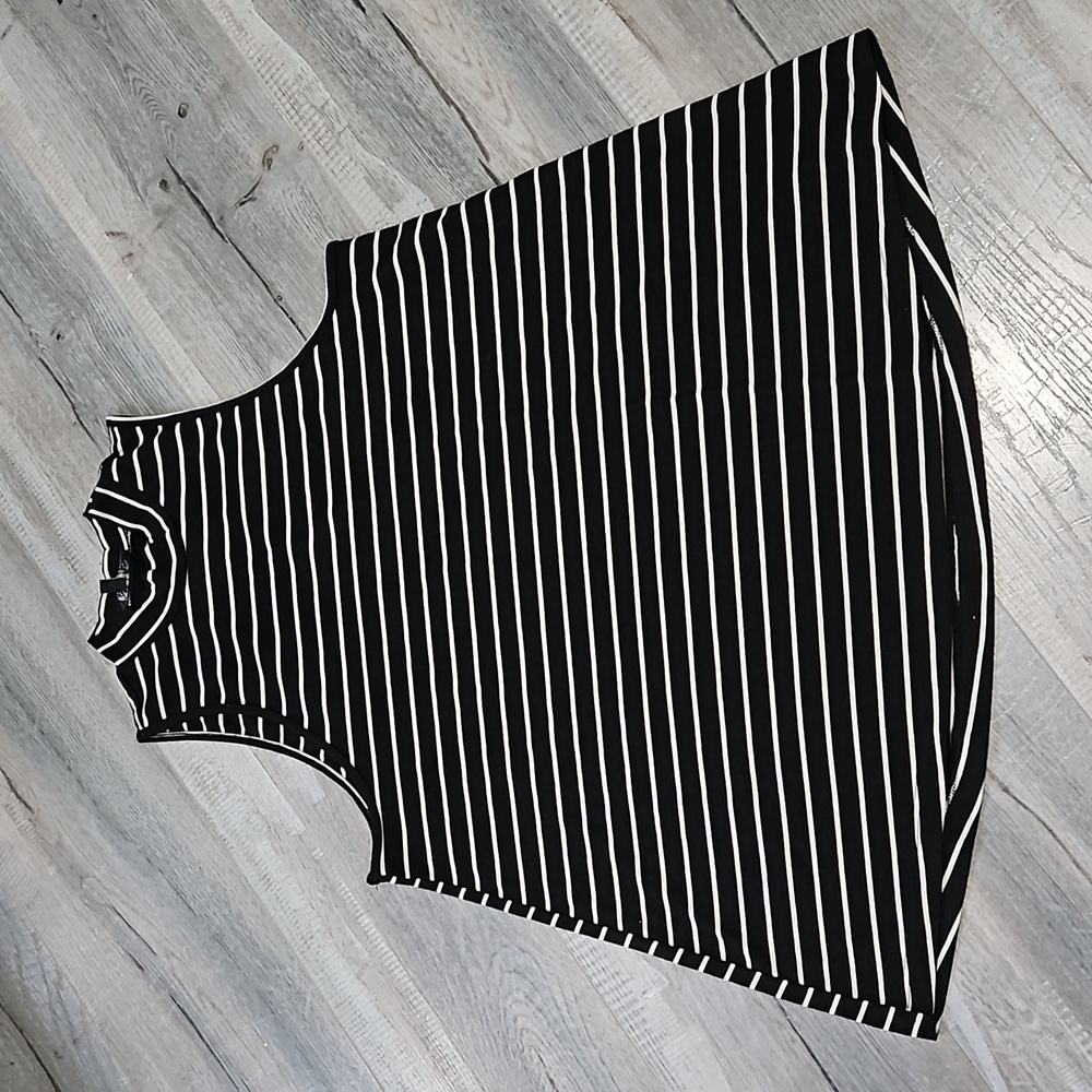 G:21 top black and white size medium